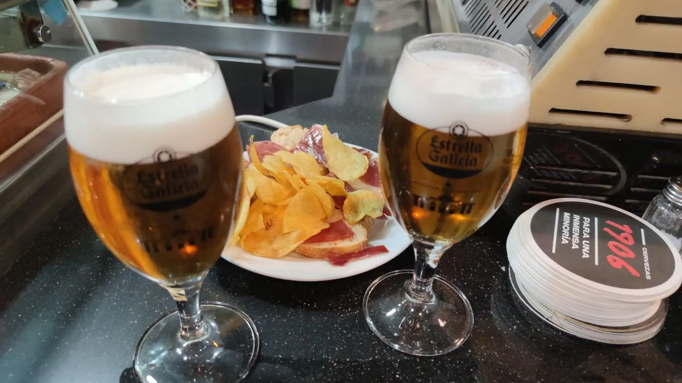 Dos cañas con su tapa