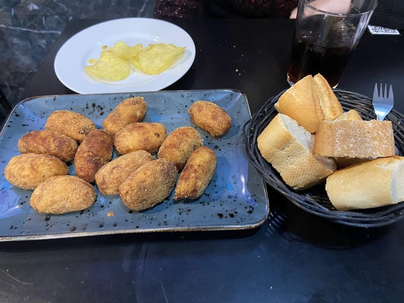 Croquetas caseras en plato azul
