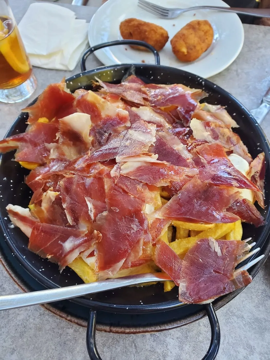 Huevos rotos con jamón