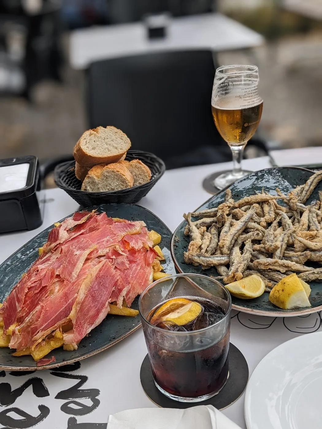 Jamón y boquerones en la terraza