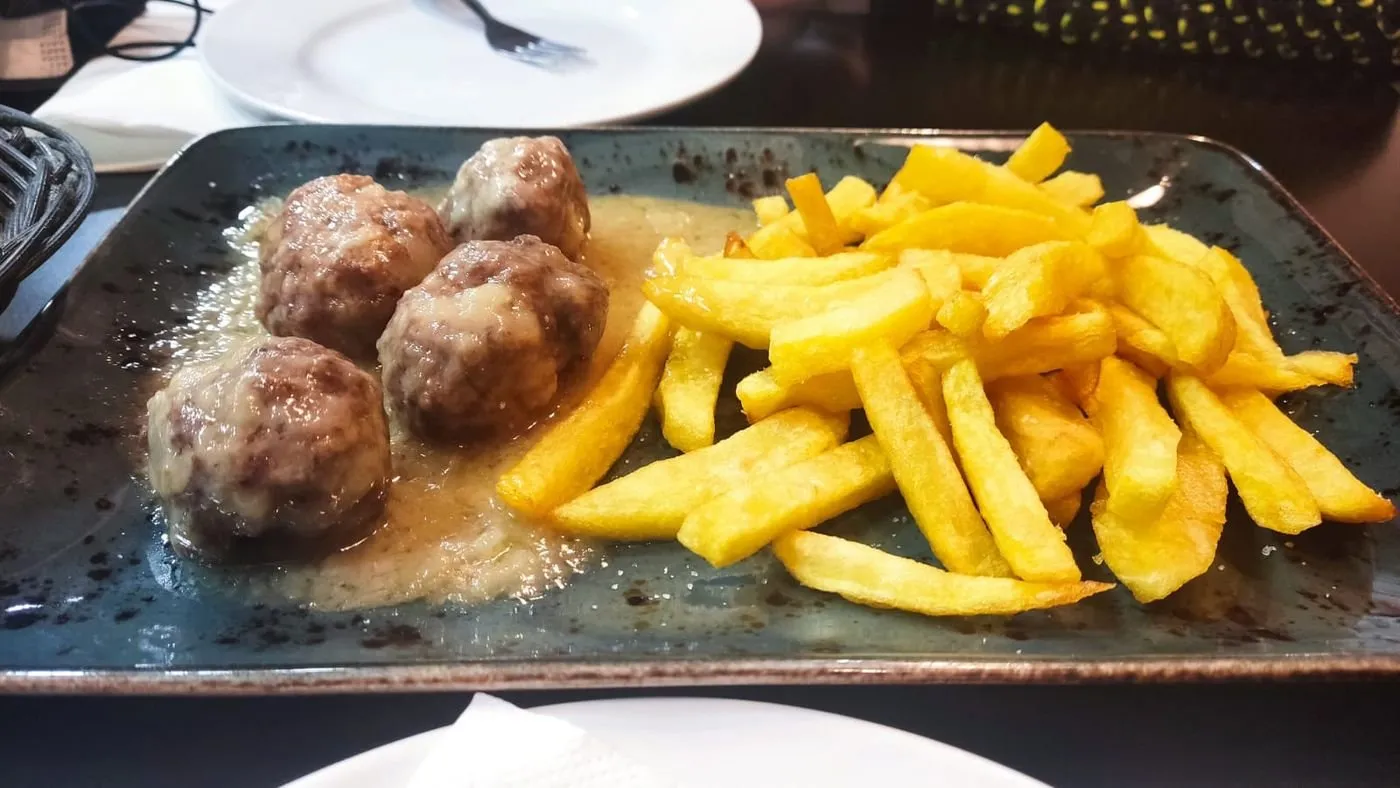 Albóndigas de la casa con patatas